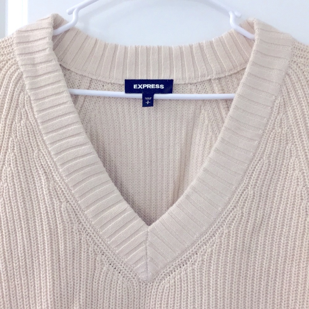 Cozy cream V-neck sweater - Picture 2 of 6